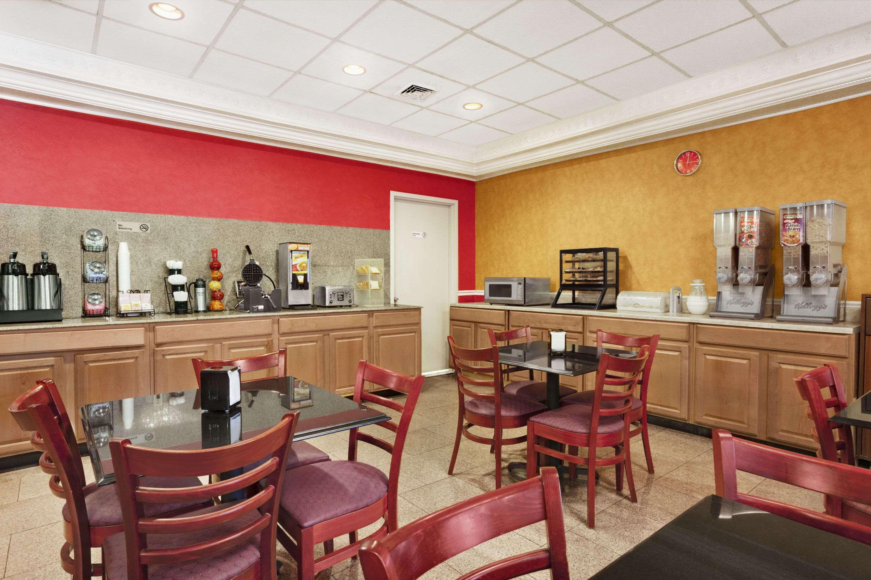 Hotel Ramada By Wyndham East Orange Exterior foto